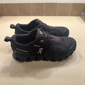 On cloud waterproof shoes